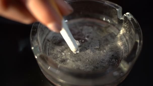 Zigarette im Aschenbecher löschen - Filmmaterial, Video