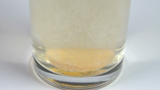 The tablet is dissolved in a glass - Video