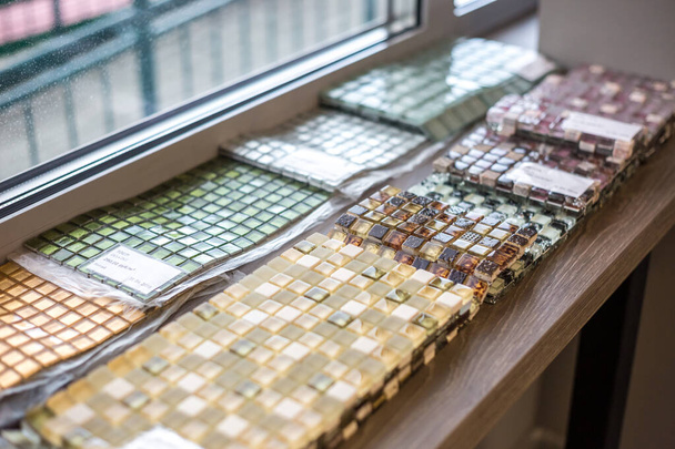 GRODNO, BELARUS - JUNHO 2019: fileiras de azulejos cerâmicos e pedras naturais no interior da moderna loja de showroom interior
 - Foto, Imagem