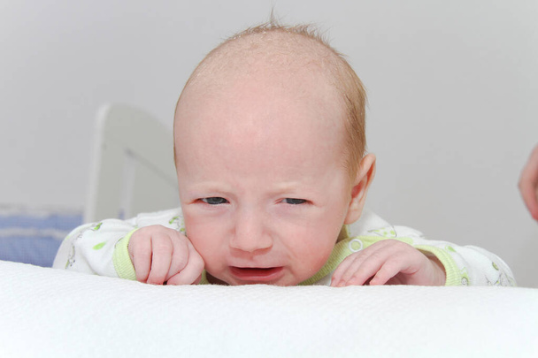 İki ay bebek çocuk ağlıyor - Fotoğraf, Görsel