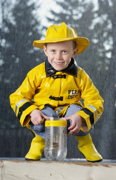 хлопчик під дощем
 - Фото, зображення