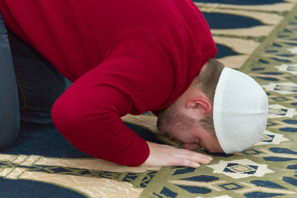 El hombre musulmán reza en la mezquita - Foto, imagen