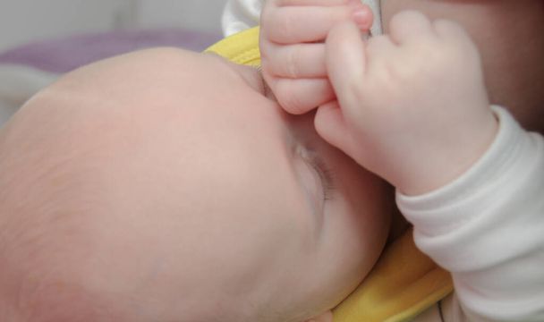 Mutter stillt Baby Junge mit Muttermilch - Foto, Bild