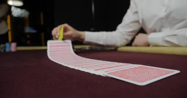 Revendeur de poker mélangeant jeu complet de cartes à jouer
 - Séquence, vidéo