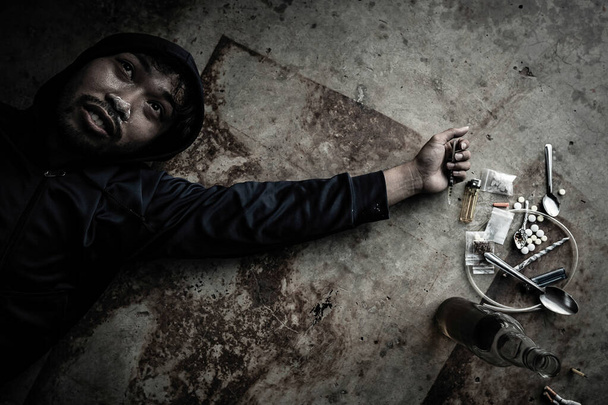 Homme asiatique toxicomane souffrant de dépression - Photo, image