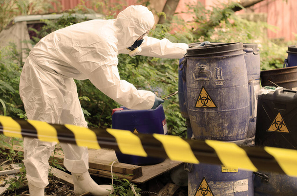 Vědci nosí ochranu autentizací nebezpečných chemikálií - Fotografie, Obrázek