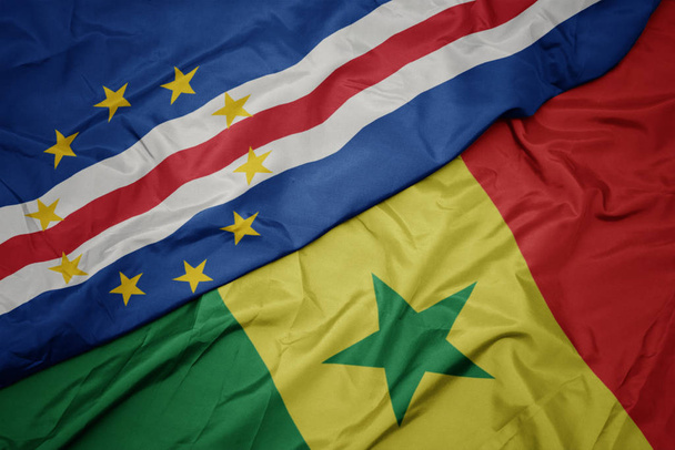 хвилястий барвистий прапор Сенегалу та національний прапор мису Верде
. - Фото, зображення