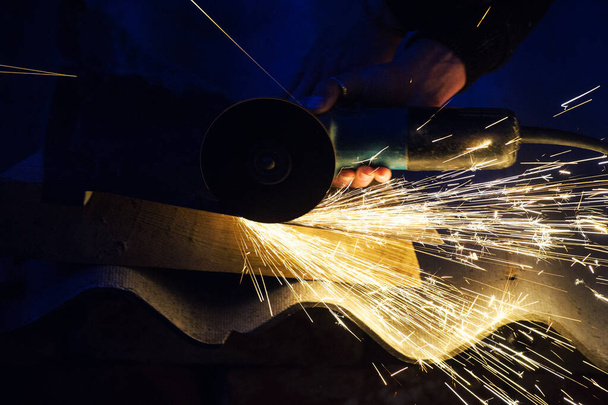 Yakın kıvılcım flaşile çelik boru üzerinde metal taşlama - Fotoğraf, Görsel