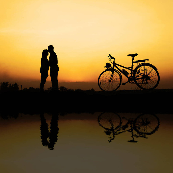 Young couple admiring sunset. Travel - Fotografie, Obrázek