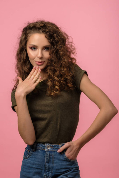 Pretty girl isolated on pink background - Foto, immagini