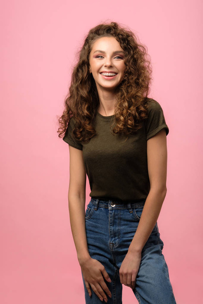 Pretty girl isolated on pink background - Foto, afbeelding