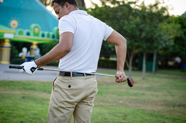 Golfers looking for golf clubs - 写真・画像