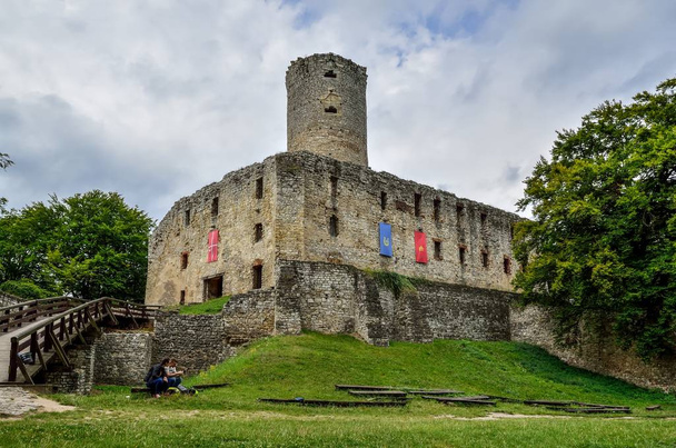 BABICE, POLAND - AUGUST 19, 2017: Beautiful old castle ruins Lipowiec in Babice, Poland. - Fotó, kép