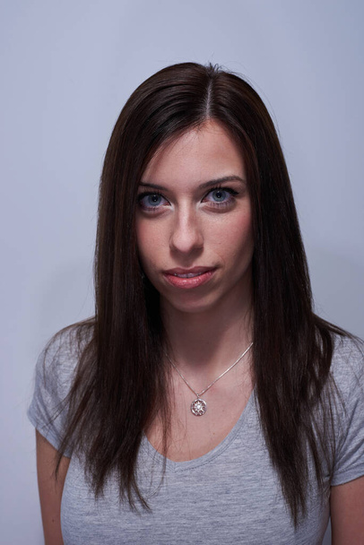 Portrait of a serious brunette woman looking at camera - Fotografie, Obrázek