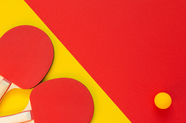 Raquetes de ping pong de tênis vermelho
 - Foto, Imagem