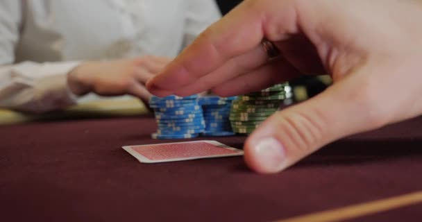 Pokerdealer mischt das ganze Kartenspiel auf - Filmmaterial, Video