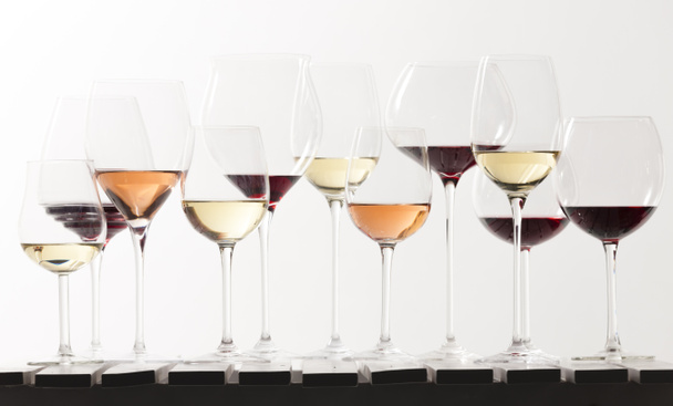 Stilleven van wijnglazen met wijn - Foto, afbeelding