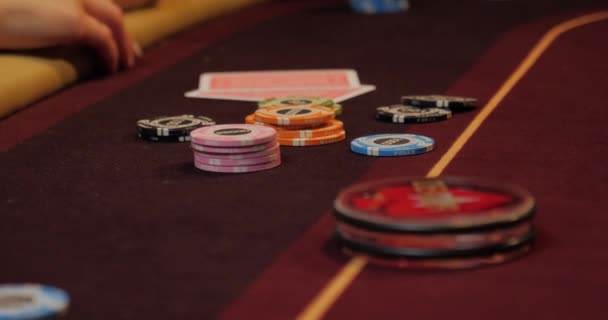 Dealer schuift de poker kaarten - Video