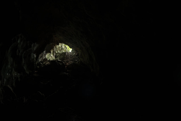 暗い洞窟 - 写真・画像