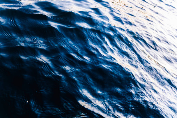 Wellen auf der Oberfläche des Meerwassers in der Abenddämmerung mit kompakten, soli - Foto, Bild