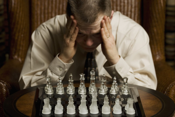 man zich te concentreren op een schaakspel - Foto, afbeelding