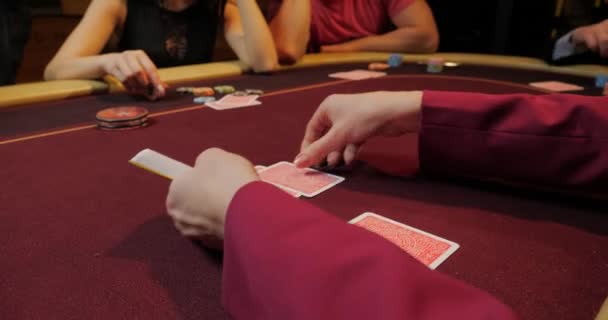 Negociante embaralha as cartas de poker
 - Filmagem, Vídeo