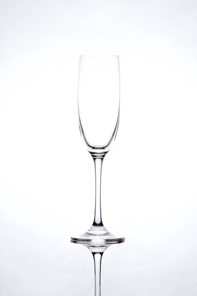 borospohár, üvegedények, üveg. Hirdetési üveg és italok világos alapon. Pezsgőpohár, borospohár - Fotó, kép