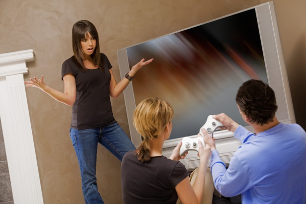 Adolescente chica frustrado con pareja para jugar video juegos
 - Foto, Imagen