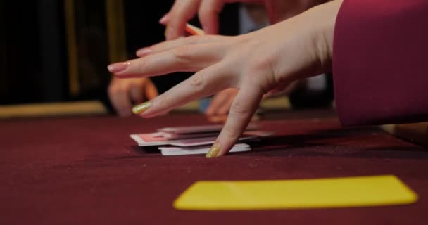 Poker dealer schuifelen volledige dek van speelkaarten - Video