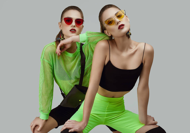 Dva elegantní glamor hipster twin dívky v módě neon zelené šaty - Fotografie, Obrázek