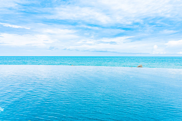 schöner Infinity-Swimmingpool im Hotelresort mit Se - Foto, Bild