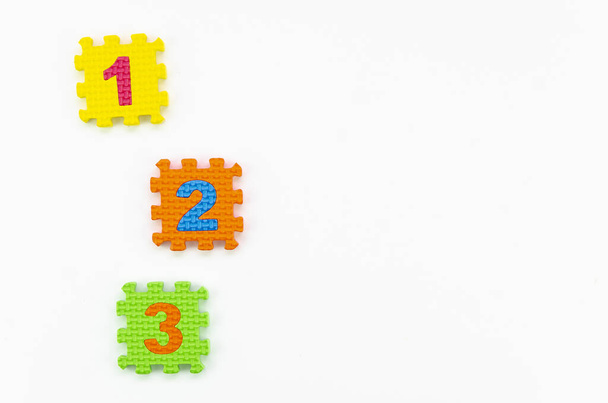 Idea zabawek edukacyjnych. Top view Numery uczenia się puzzle bloki izolowane na białym z miejsca na tekst lub baner - Zdjęcie, obraz