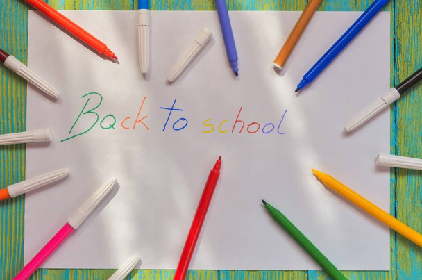 Creative idea depicting the return of children to school. School markers and a card with the text back to school. - Foto, imagen