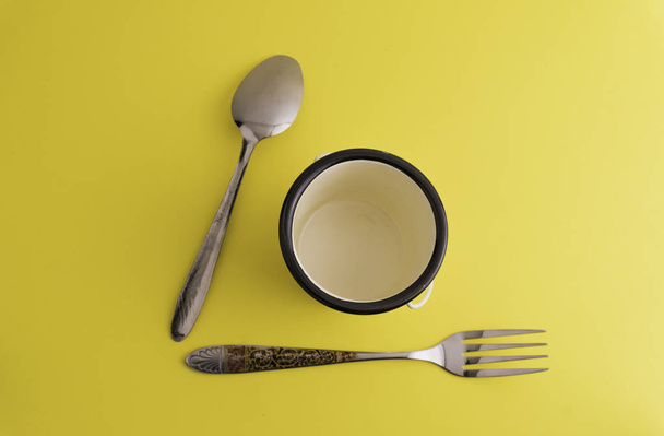Cuchara y tenedor, concepto DInner con fondo amarillo
,  - Foto, Imagen