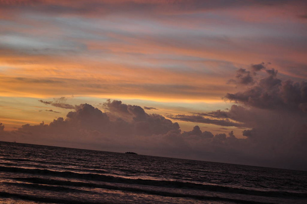 ミリ、サラワク/マレーシア- 2019年10月7日:サラワク州ミリでの日没時のルアック湾とタンジュン・ルバンの美しいビーチ - 写真・画像