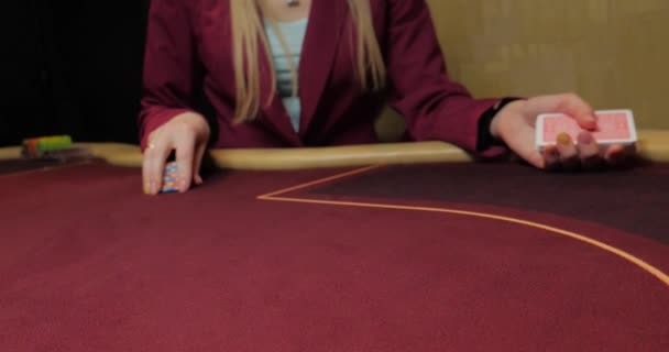 Lady poniendo filas de fichas de póquer en la mesa, apuesta de casino, oportunidad de ganar y fortuna
 - Metraje, vídeo