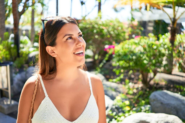 Молода красива жінка посміхається щаслива насолоджуючись сонячним днем літа в готельному курорті на канікулах
 - Фото, зображення