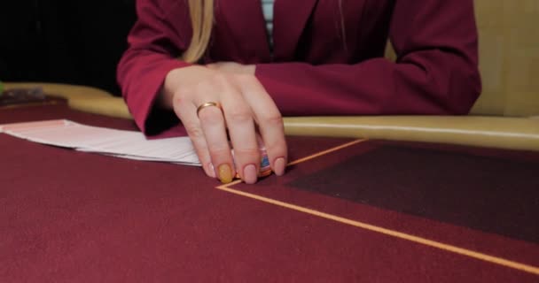 Lady poniendo filas de fichas de póquer en la mesa, apuesta de casino, oportunidad de ganar y fortuna
 - Metraje, vídeo