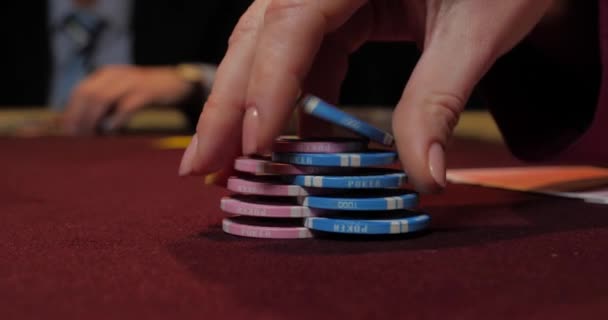 Poker chip satır koyarak tablo, casino bahis, şans kazanmak ve servet hanım - Video, Çekim