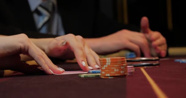 Poker chip satır koyarak tablo, casino bahis, şans kazanmak ve servet hanım - Video, Çekim