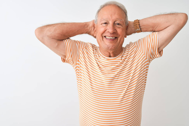 Senior harmaa tukka mies yllään raidallinen t-paita seisoo yli eristetty valkoinen tausta rentouttava ja venyttely, kädet ja kädet takana pään ja kaulan hymyillen onnellinen
 - Valokuva, kuva