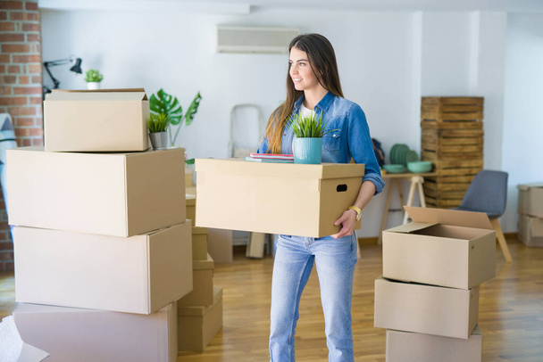 Hermosa mujer joven sosteniendo caja de cartón en el nuevo apartamento, sm
 - Foto, Imagen