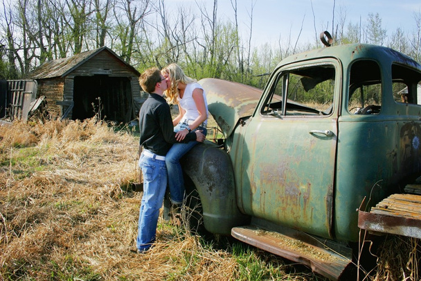 Couple Kissing On An Old Truck - Fotoğraf, Görsel