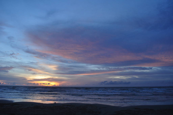ミリ、サラワク/マレーシア- 2019年10月7日:サラワク州ミリでの日没時のルアック湾とタンジュン・ルバンの美しいビーチ - 写真・画像