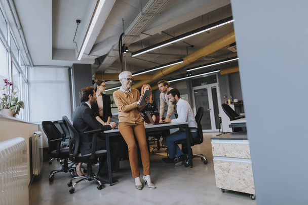 Empresários que trabalham no escritório moderno
 - Foto, Imagem