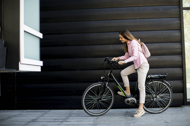 Mladá žena s tabletem a e-bike venkovní na slunečný den - Fotografie, Obrázek