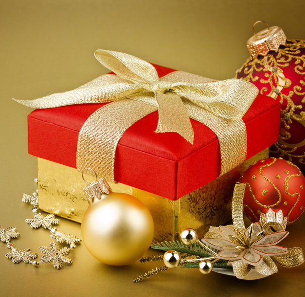 Caixa de presente de Natal com bolas de Natal - Foto, Imagem