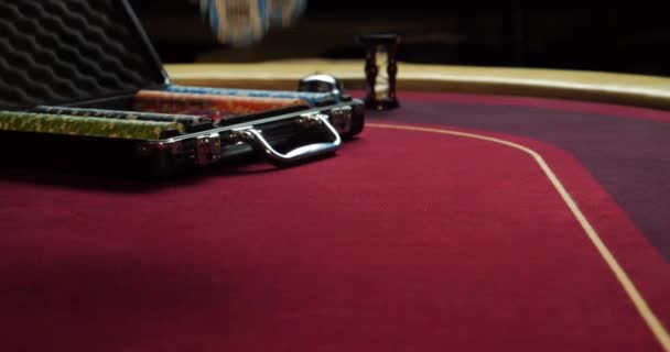 Bavul ve Casino masada düşen poker masasında Poker fişleri. Kumar kart oyunu için poker fişleri. - Video, Çekim