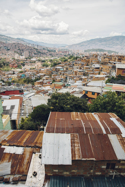 Uitzicht op huizen op de heuvels van Comuna 13 in Medellin, Columbia - Foto, afbeelding