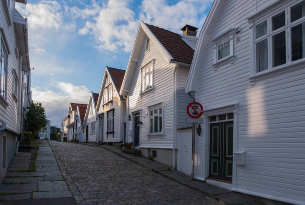 Tradiční dřevěné domy v Gamle Stavanger. Gamle Stavanger je historická oblast města Stavanger v Rogaland, Norsko. Krásný letní den v červenci 2019 - Fotografie, Obrázek
